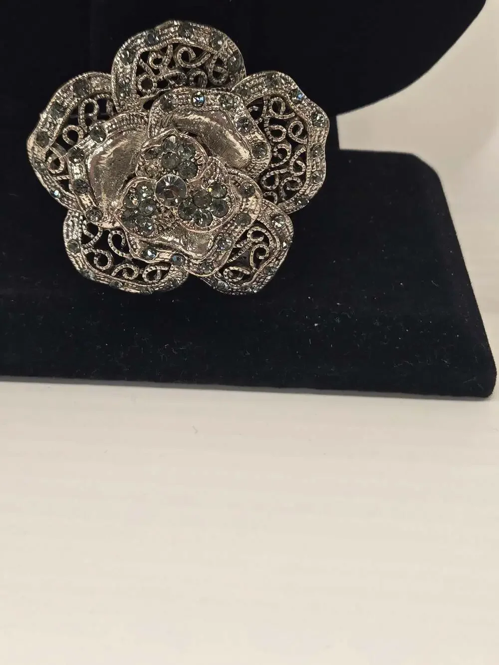 Unknown silver tone
